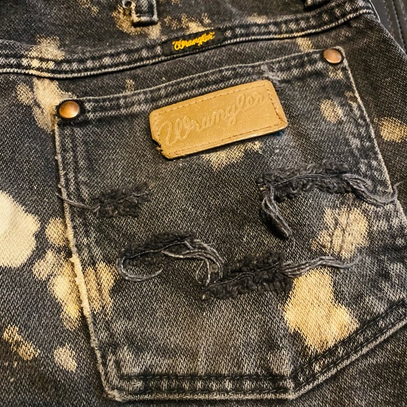 ***Last Chance $15*** Wrangler bleached distressed shorts - Picture 4 of 7